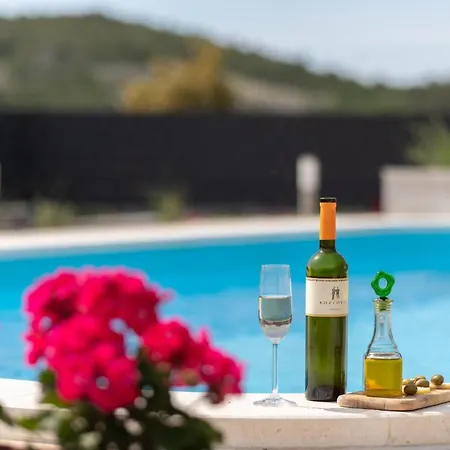 Terra With Heated Pool Holiday home Marina