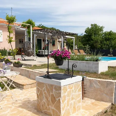 Terra With Heated Pool Holiday home *
