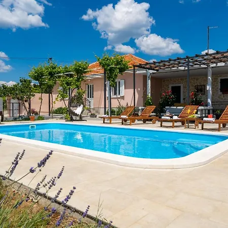 Terra With Heated Pool Holiday home Marina