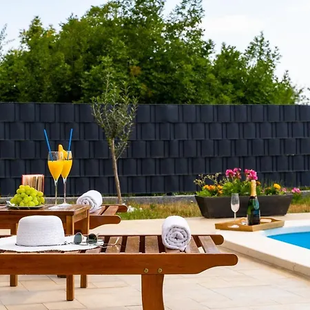 Terra With Heated Pool Holiday home *
