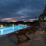 Terra With Heated Pool 度假居 玛里纳