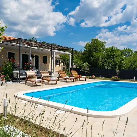 Terra With Heated Pool Casa vacanze