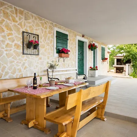 Terra With Heated Pool Casa vacanze