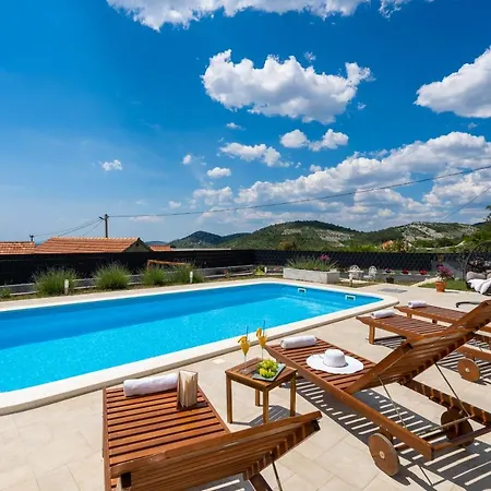 Terra With Heated Pool Nyaraló