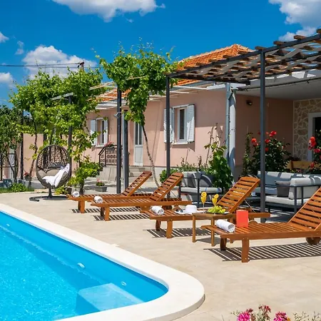 Terra With Heated Pool Vikendica