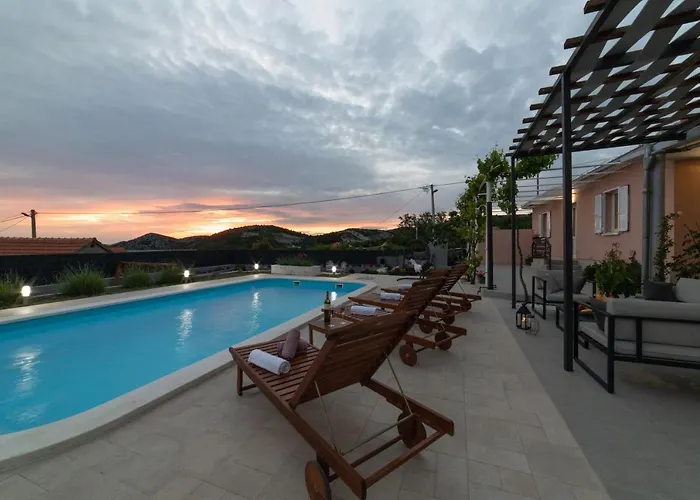 Terra With Heated Pool Vikendica Marina