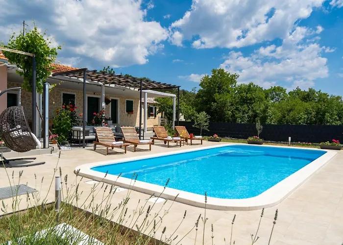 Terra With Heated Pool Vikendica