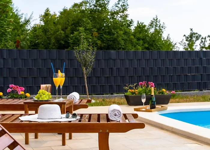 Terra With Heated Pool Vikendica *