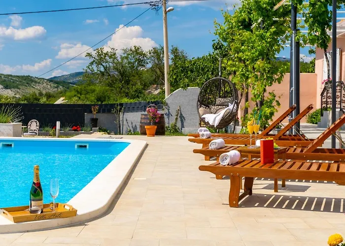 Vikendica Terra With Heated Pool Marina