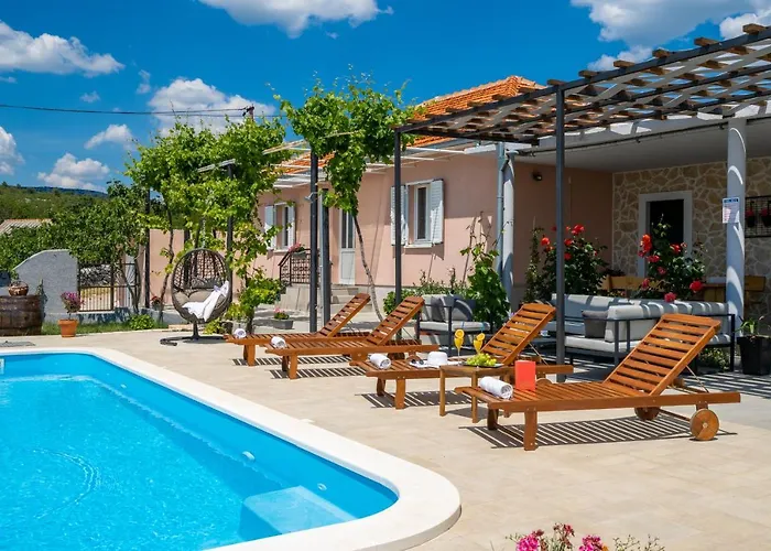 Terra With Heated Pool Vikendica